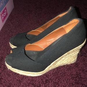 Black wedges